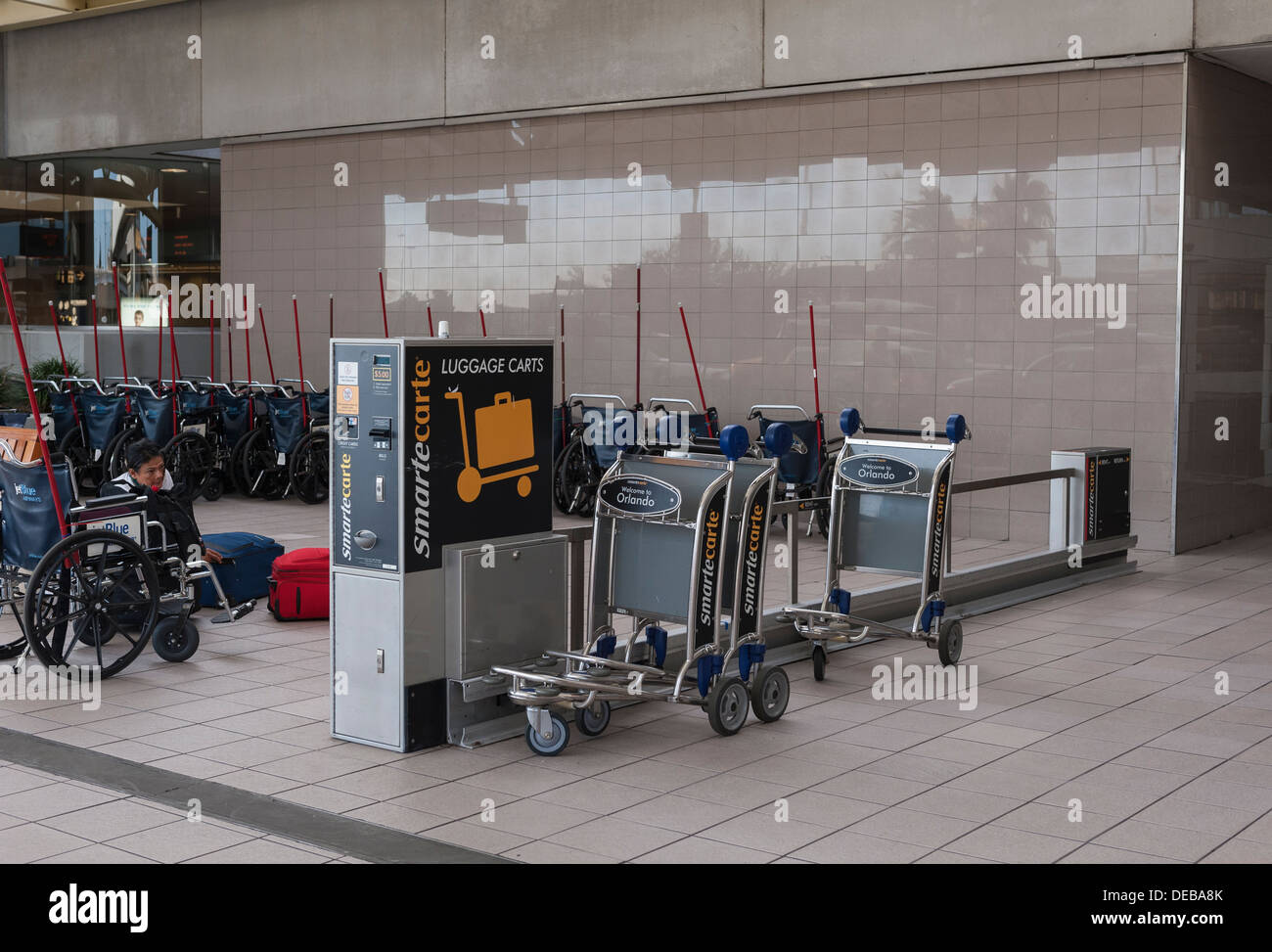 Airport Curbside High Resolution Stock Photography and Images Alamy
