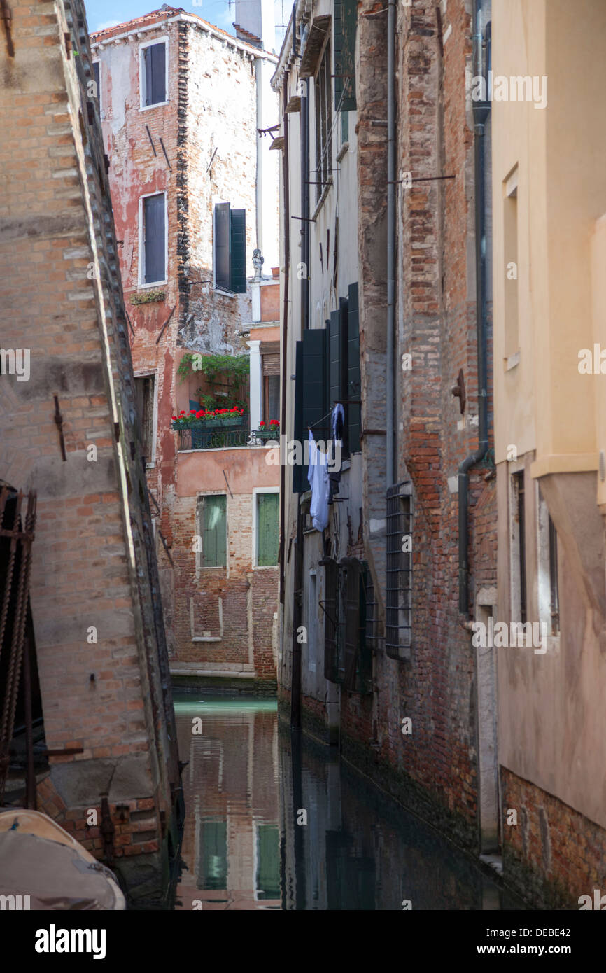 Arsenale district, the moving Venice with its canals and dilapidated dwellings (Italy). L'usure du temps sur l'habitat Vénitien. Stock Photo