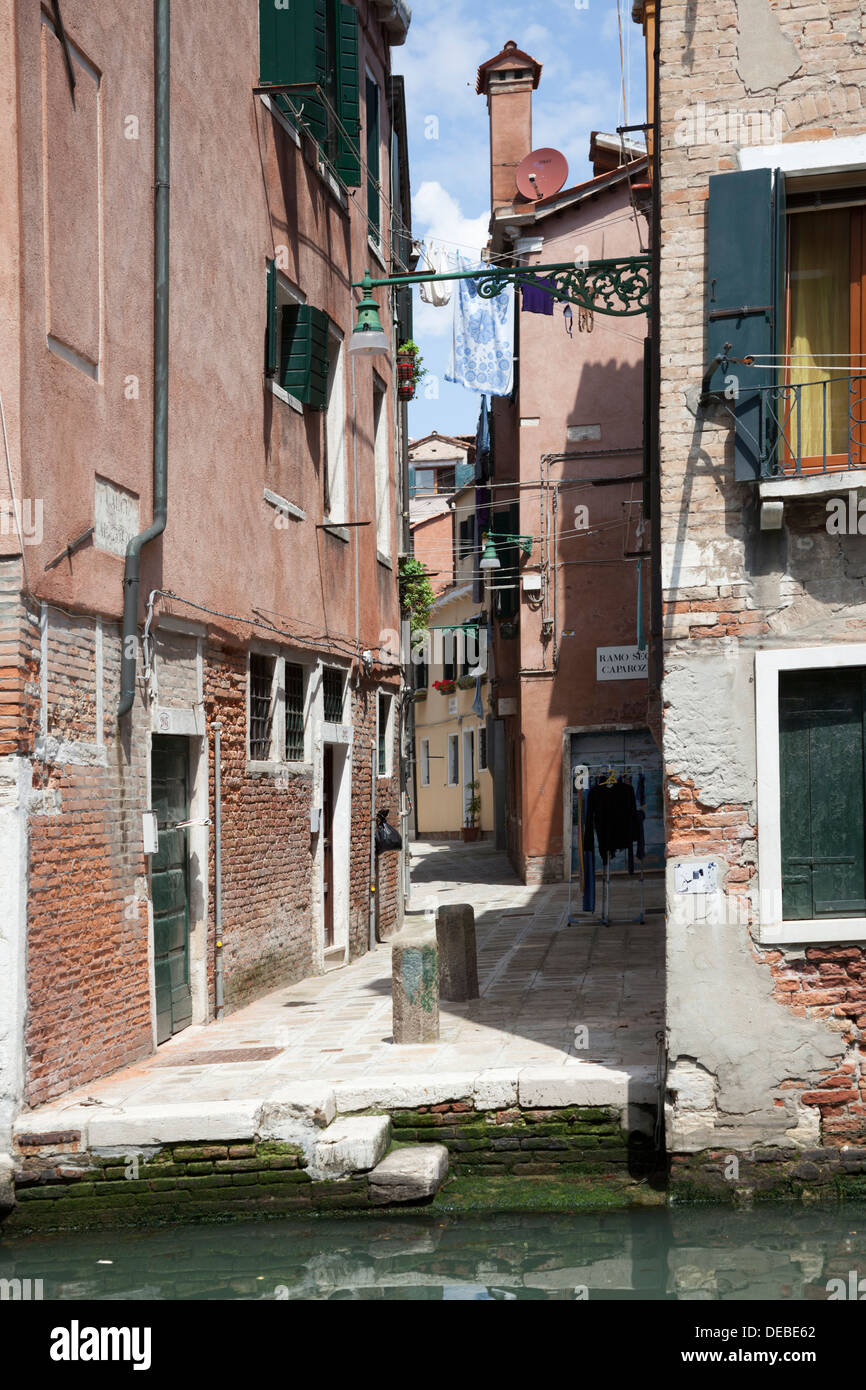 Castello district, the moving Venice with its canals and dilapidated dwellings (Italy). L'usure du temps sur l'habitat Vénitien. Stock Photo