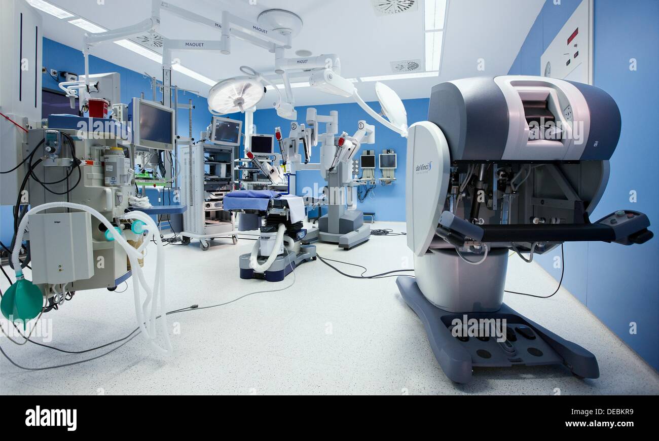 Operating room, prostate cancer robotic surgery, Da Vinci surgical robot,  urology. Hospital Policlinica Gipuzkoa, San Stock Photo - Alamy