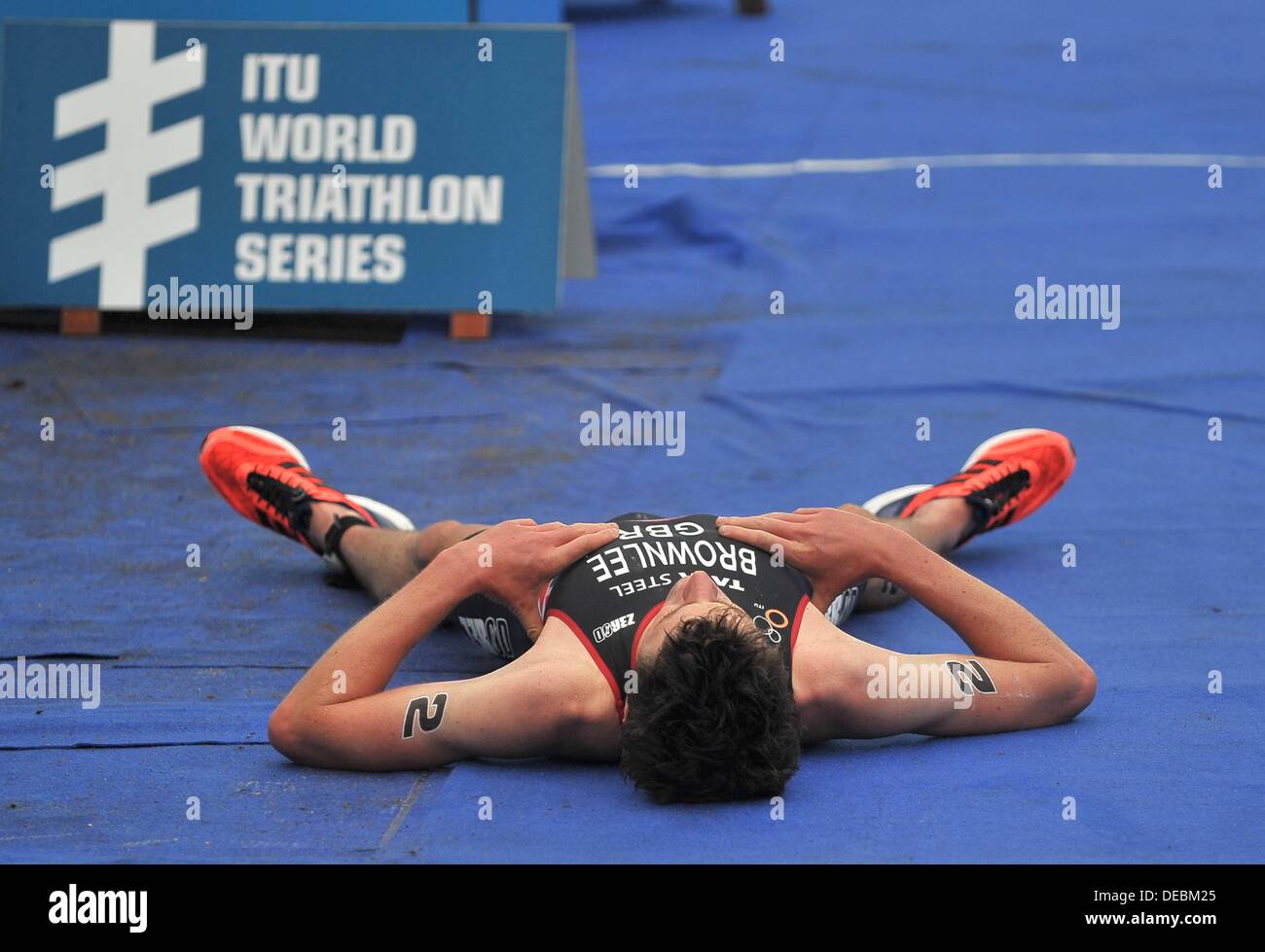 London, UK. 15th Sep, 2013. Jonathan Brownlee collapses after he crosses the finishing line. PruHealth World Triathlon Grand Final. Hyde Park. London. 15/09/2013. © Sport In Pictures/Alamy Live News Stock Photo