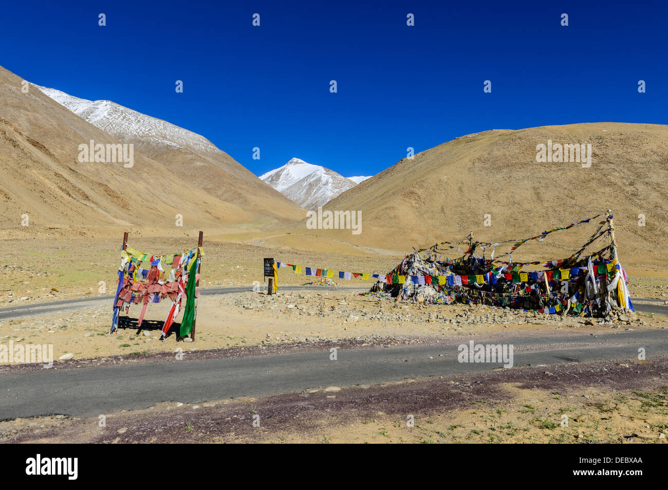 Prayer flags at the pass between Maha Bridge and Tso Moriri, 4.900 m, Korzok, Ladakh, Jammu and Kashmir, India Stock Photo