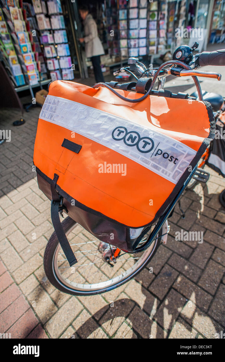 Tnt bike delivery hi res stock photography and images Alamy