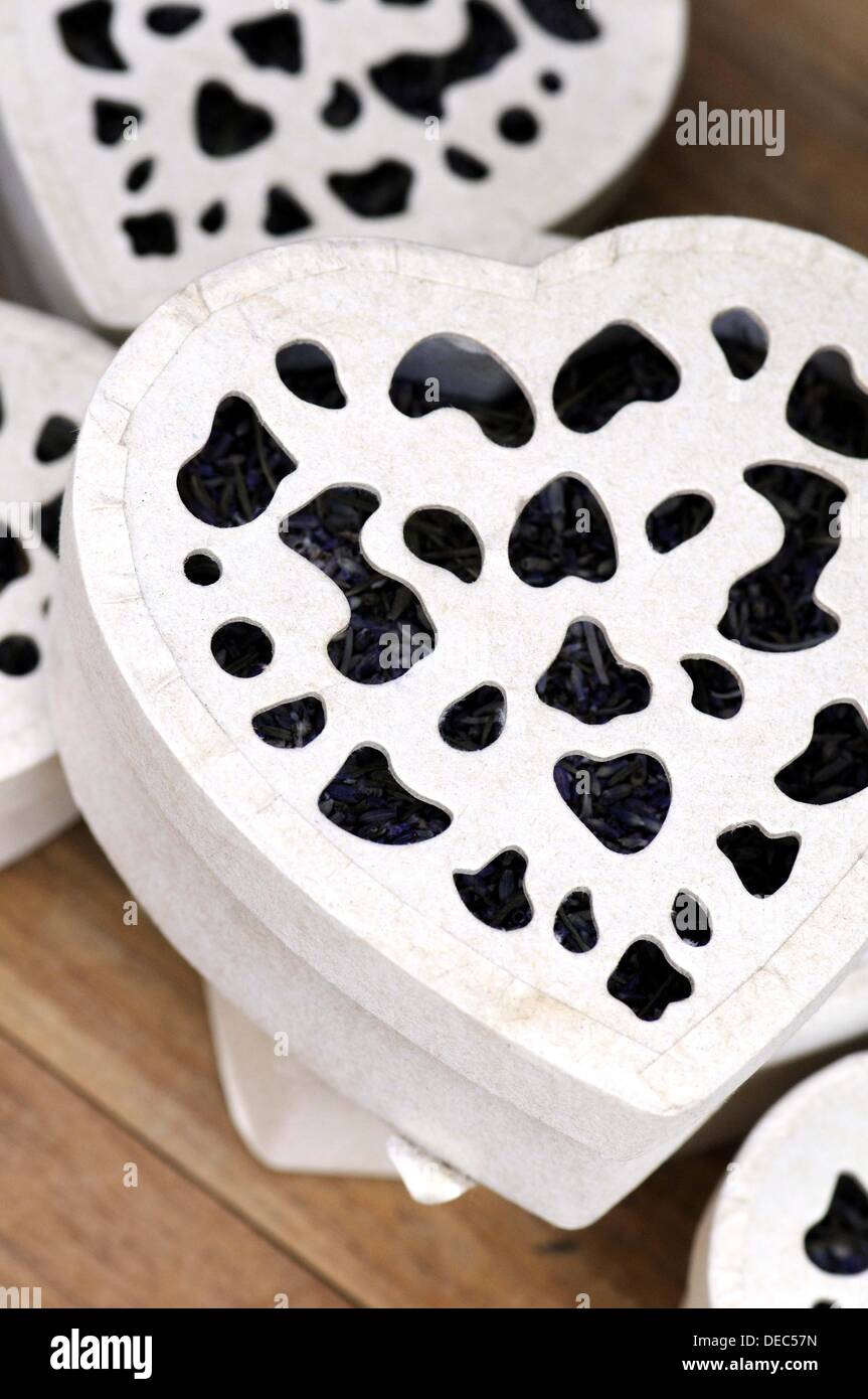 Produktbild von Tissuebox White Heart – Holz-Box Im Landhausstil Mit Weißen Holzherzen, Klappbarer Deckel (27x15x9cm)