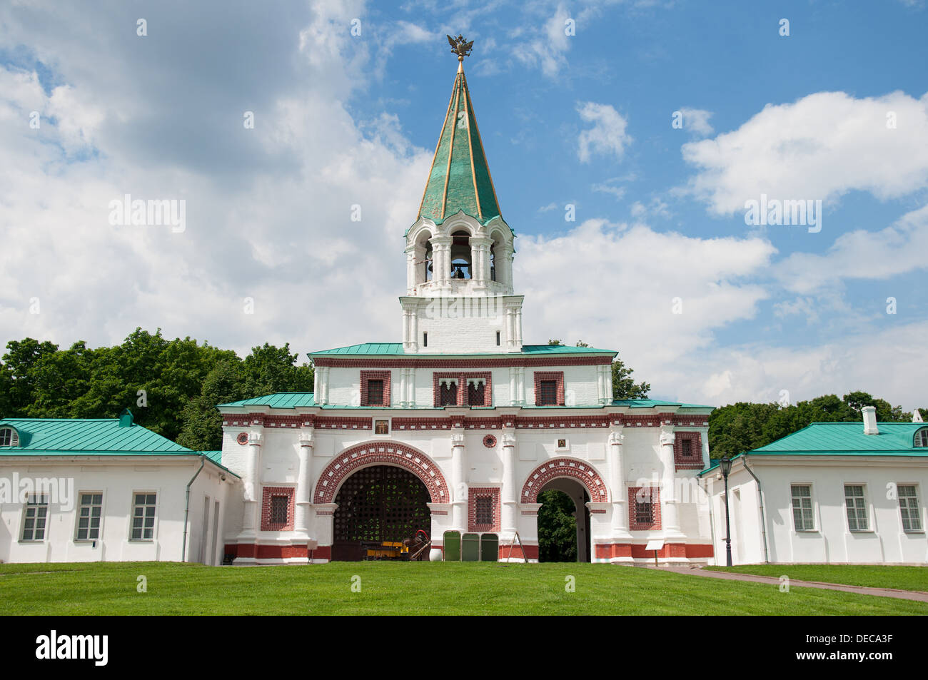 Front gates hi-res stock photography and images - Alamy