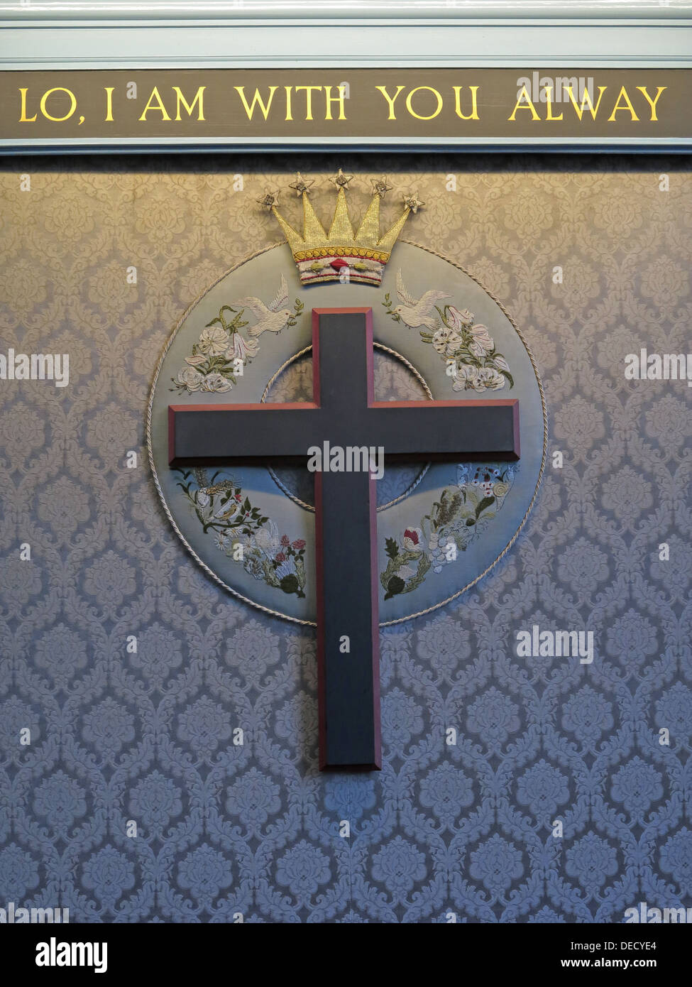 Lo I am with You Always,Cross at Canongate Kirk, Royal Mile, Edinburgh Old Town, Scotland, UK Stock Photo