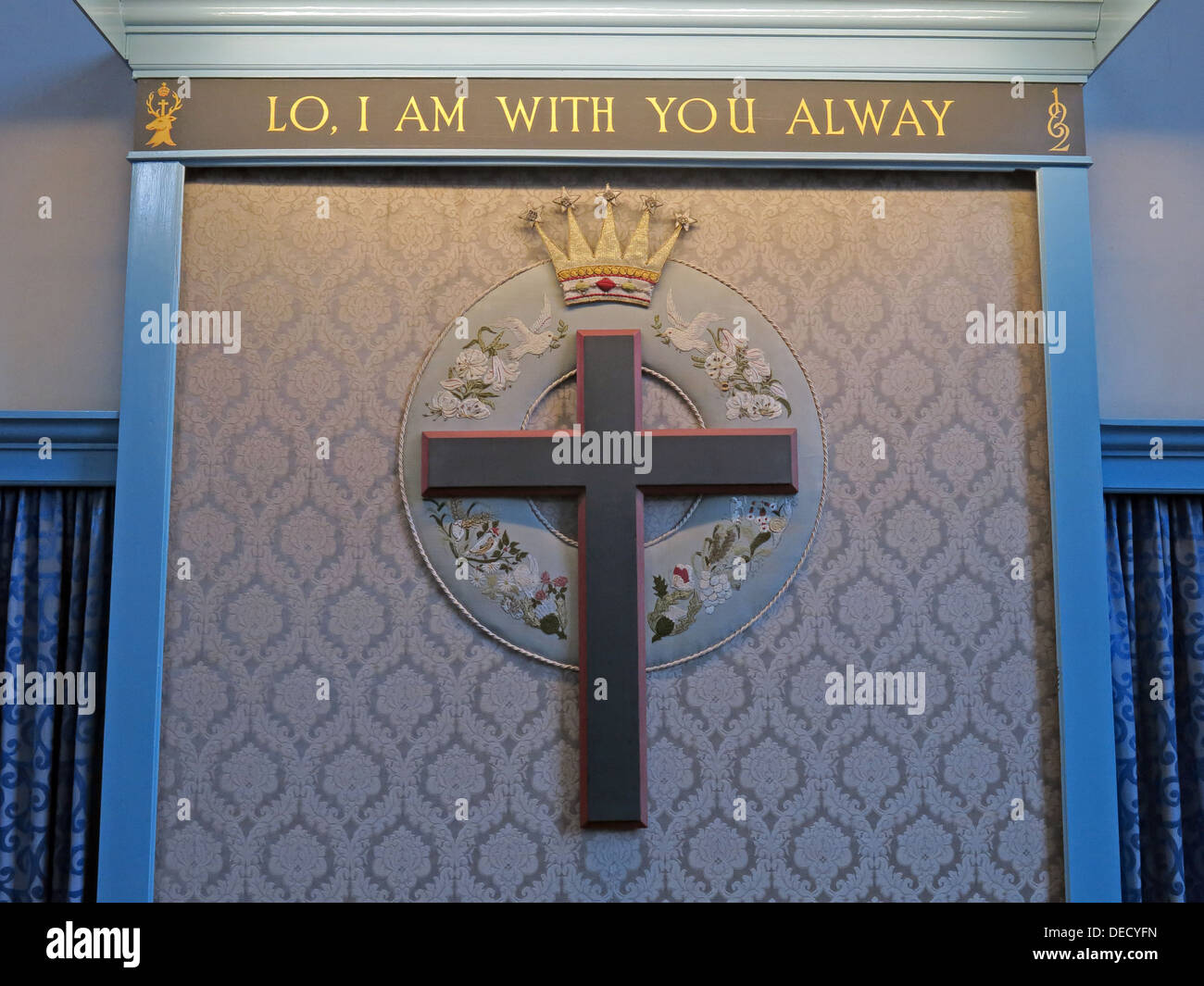Lo I am with You Always,Cross at Canongate Kirk, Royal Mile, Edinburgh Old Town, Scotland, UK Stock Photo