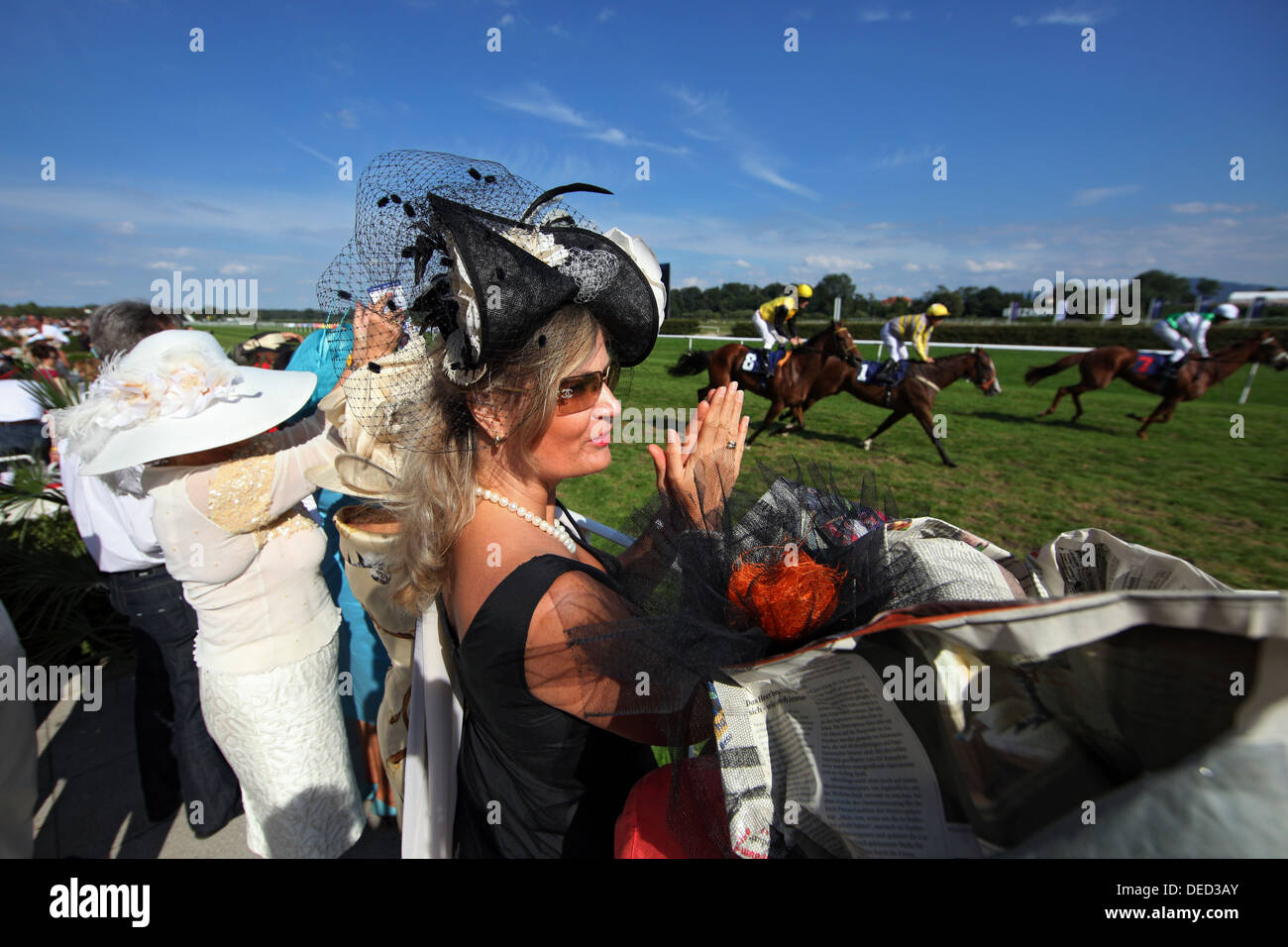 Woman big hat races hi-res stock photography and images - Alamy