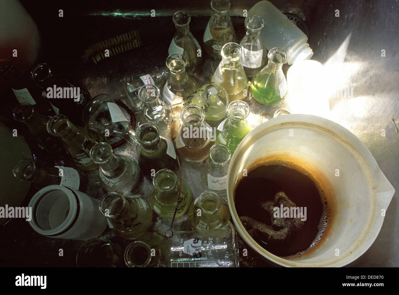 Stack of dirty test tubes and bottles in a laboratory Washbasin Stock