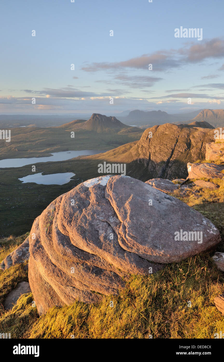 Sandstone rock on the summit of Sgurr an Fhidhleir, with Stac Pollaidh in the background, Assynt, Scottish Highlands Stock Photo