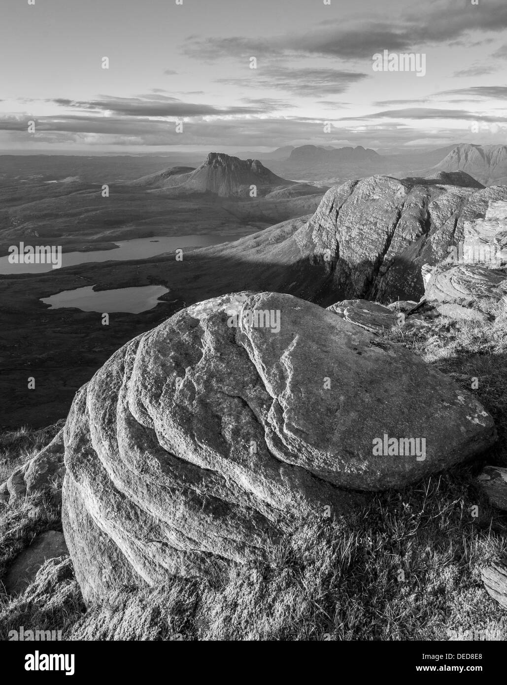 Sandstone rock on the summit of Sgurr an Fhidhleir, with Beinn an Eoin and Stac Pollaidh in the background, Inverpolly, Assynt Stock Photo