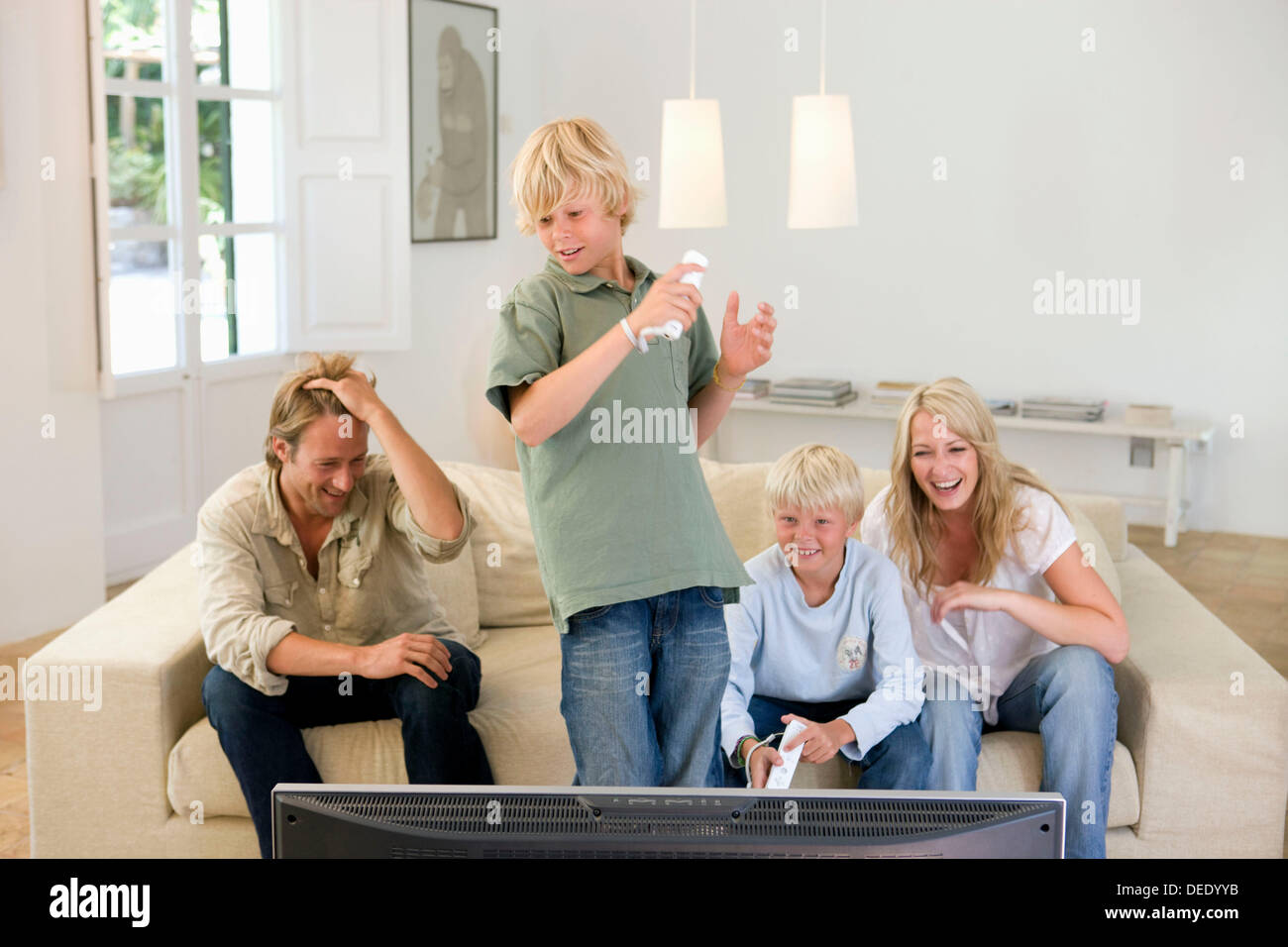 Family play wii home video hires stock photography and images Alamy