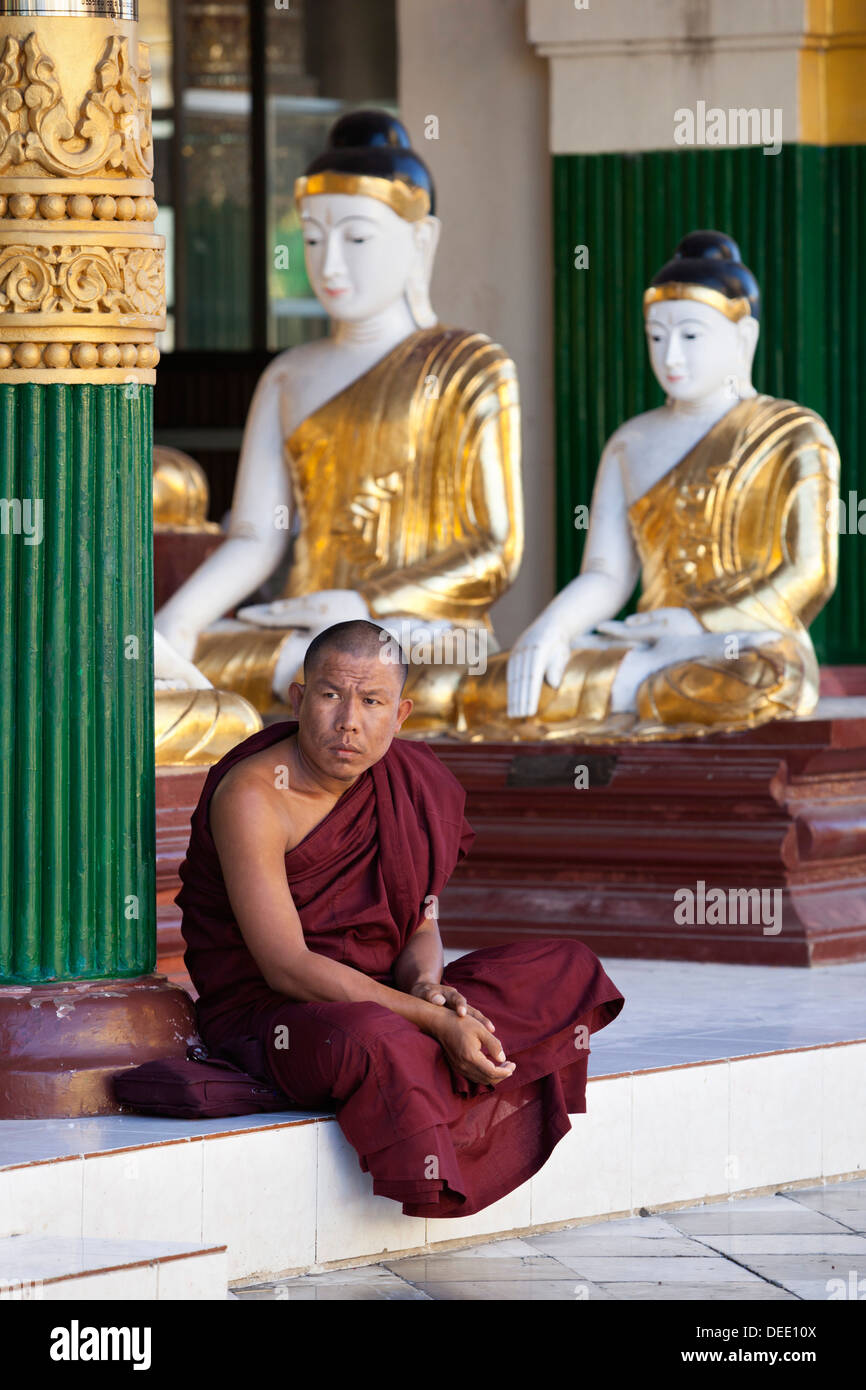 Buddhist monk statues hi-res stock photography and images - Alamy