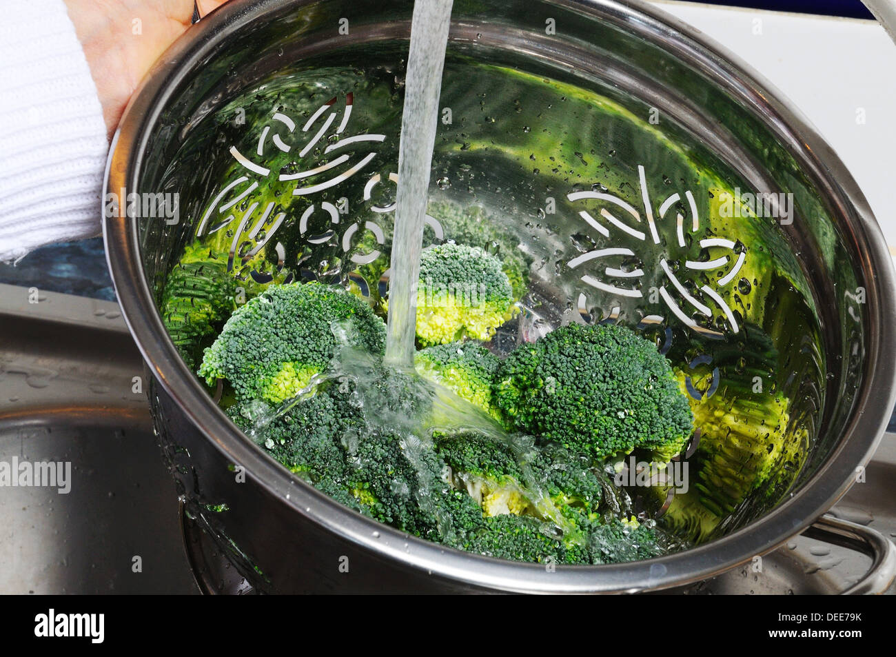 Veg rinsing hi-res stock photography and images - Alamy