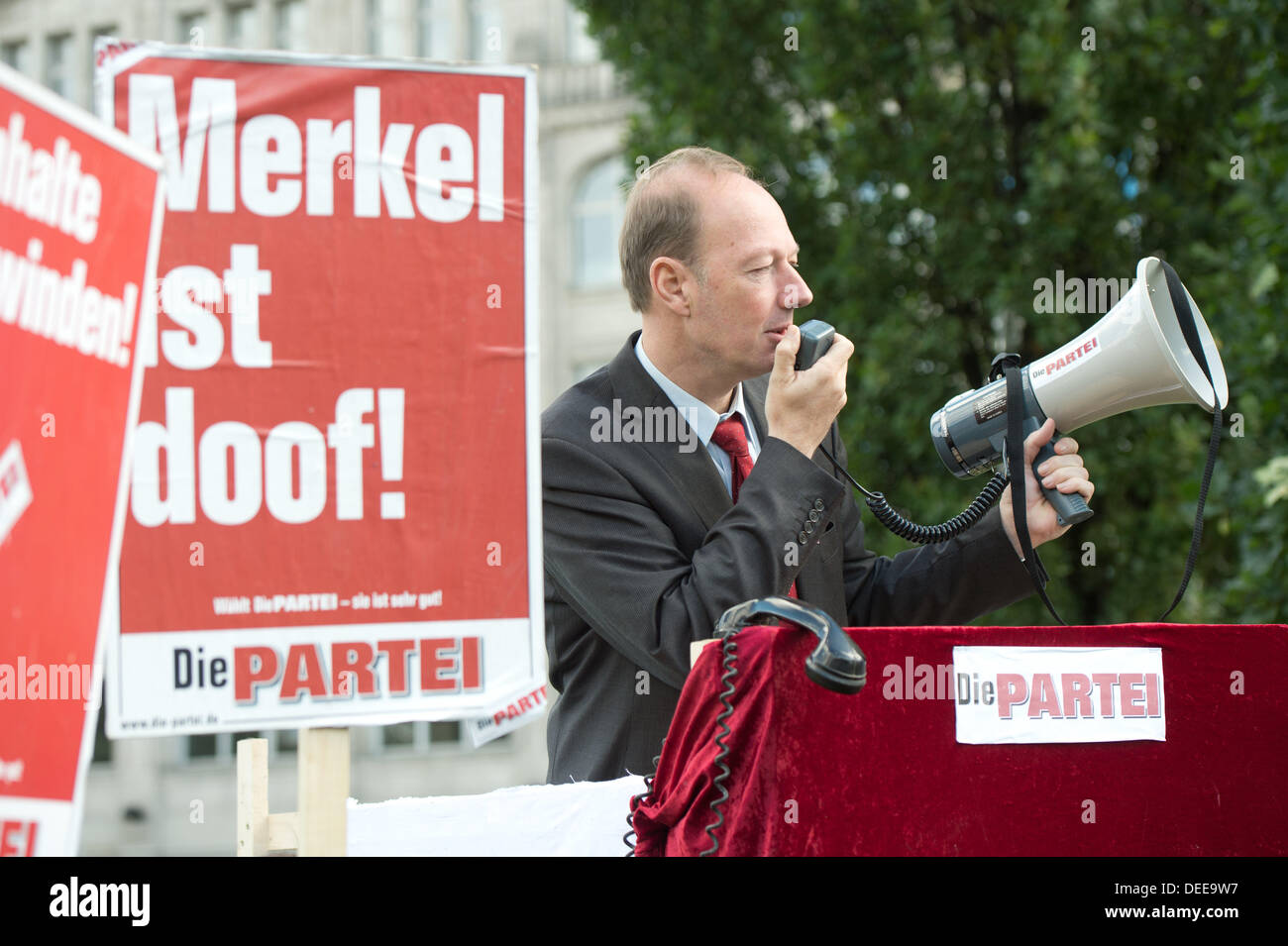 Martin Sonneborn, party leader of Die PARTEI, speaks during a poster campaign of Die PARTEI in Berlin, Germany, 17 September 2013. Photo: MAURIZIO GAMBARINI/dpa Stock Photo