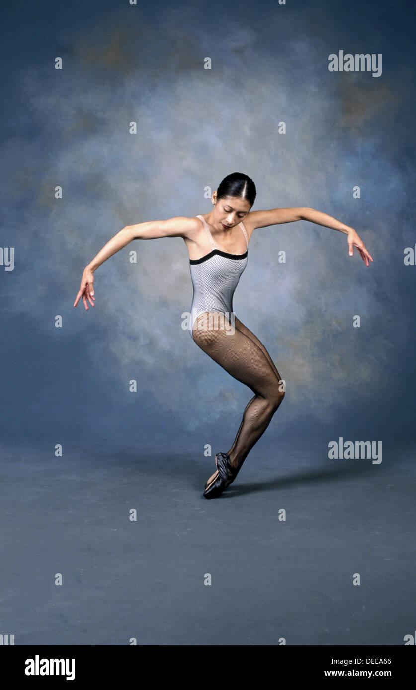 Woman full figure elegant hi-res stock photography and images - Alamy