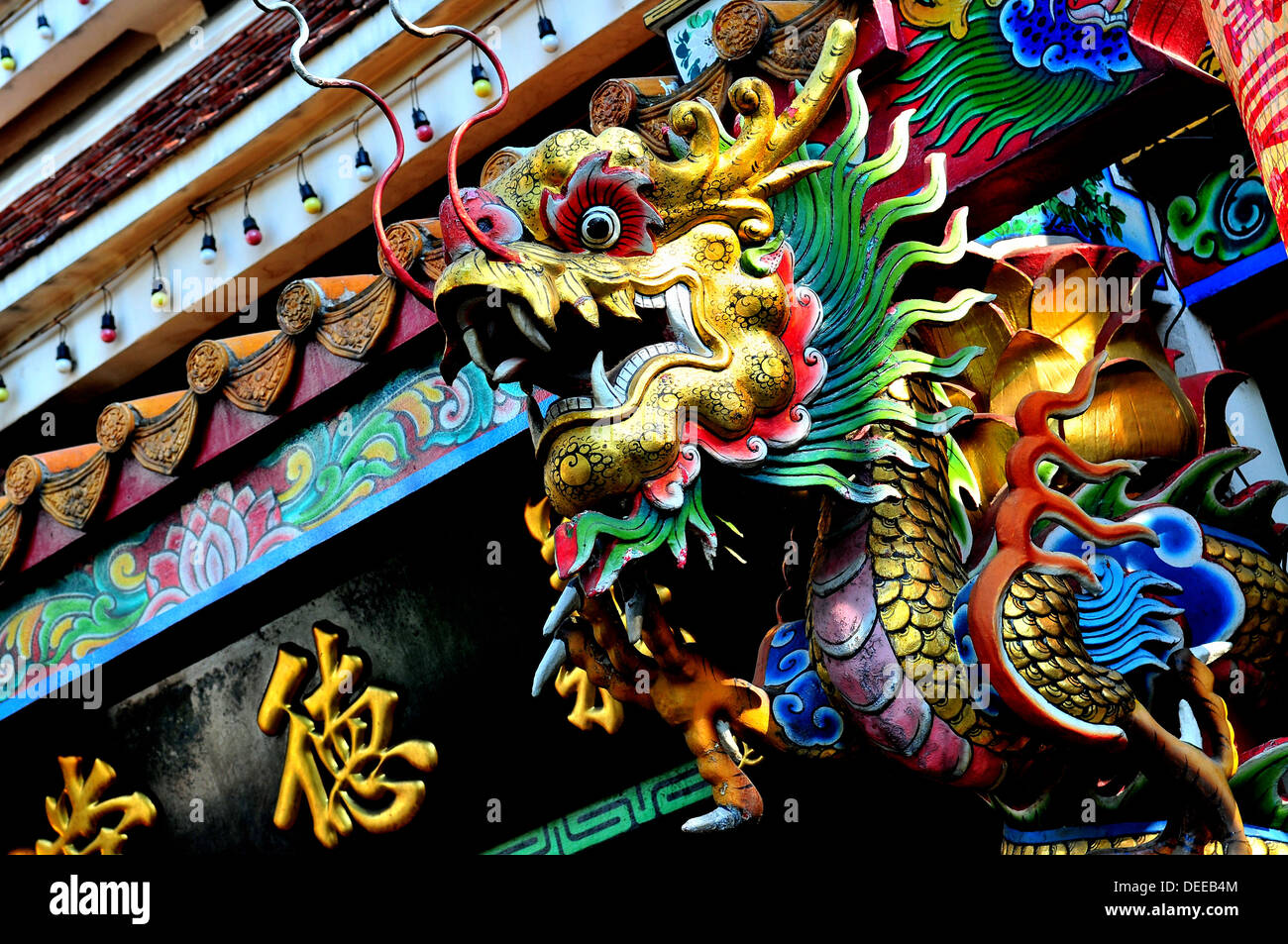 Chinese dragon door hi-res stock photography and images - Alamy