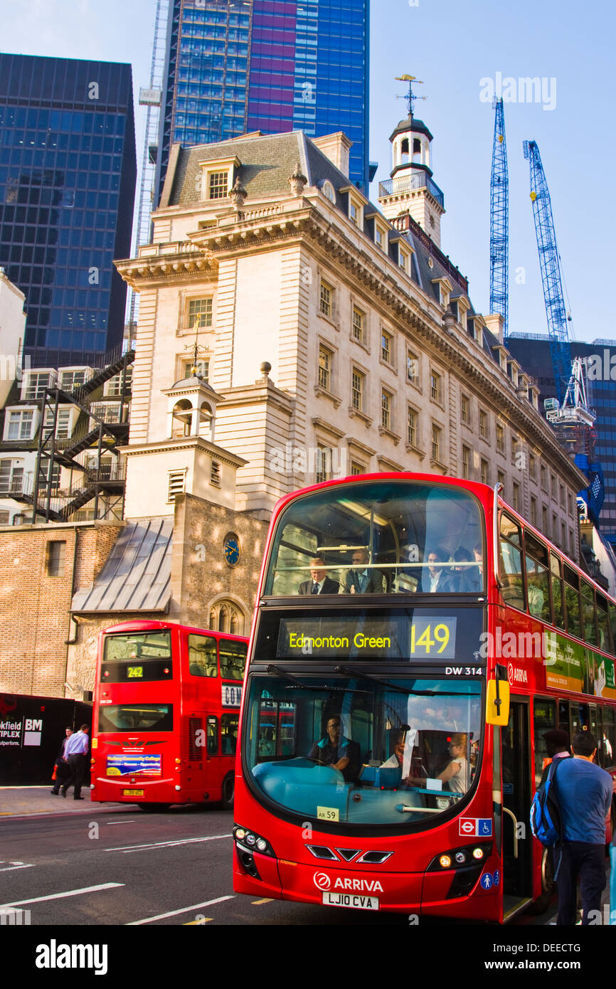 passengers-boarding-a-bus-in-the-city-of-london-stock-photo-alamy