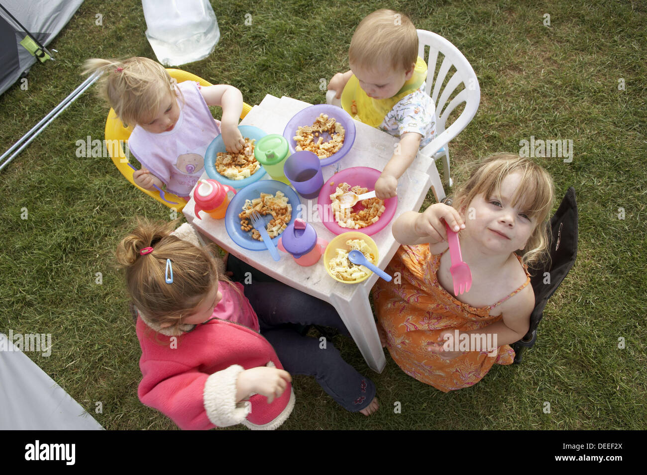 Group children sitting round table hi-res stock photography and images -  Alamy