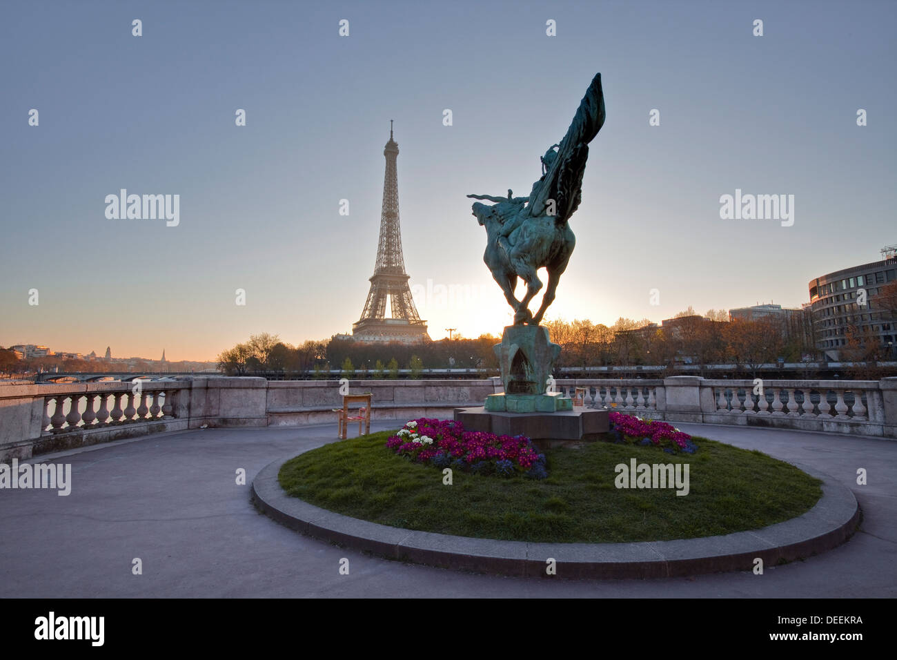 Statue de Wederlink symbolising the French Resistance, Pont Bir Hakeim, with the Eiffel Tower behind, Paris, France, Europe Stock Photo