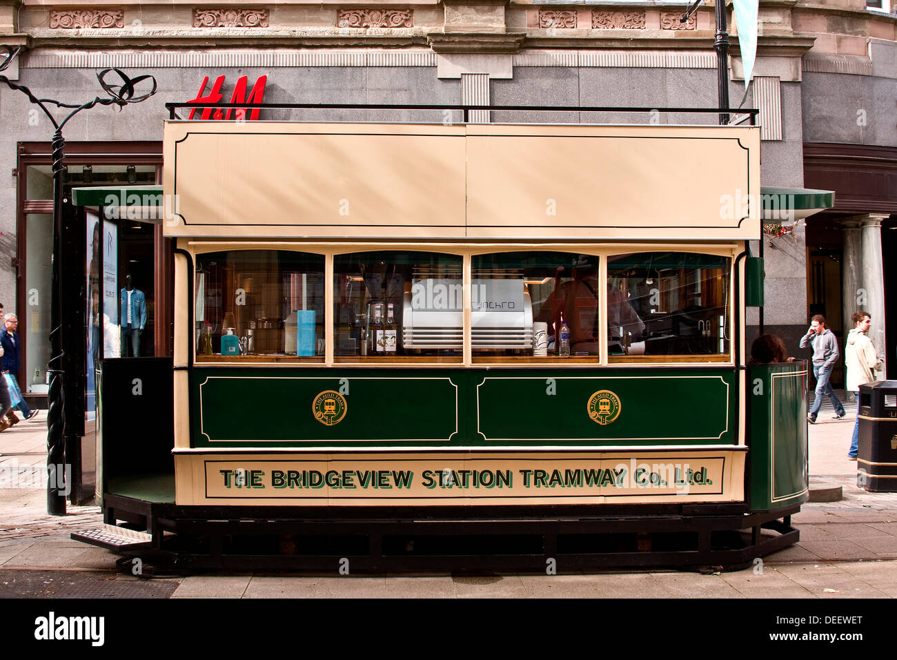 Bridgeview Station Tramway Co. Ltd Tram car outside the H&M retail store is a small cafe catering for the people in Dundee, UK Stock Photo