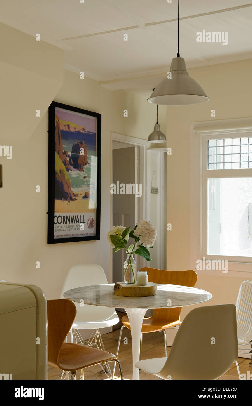 Mismatched kitchen chairs hi-res stock photography and images - Alamy