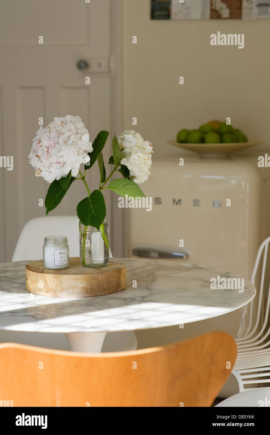 Pedestal base kitchen table with mismatched chairs Stock Photo Alamy
