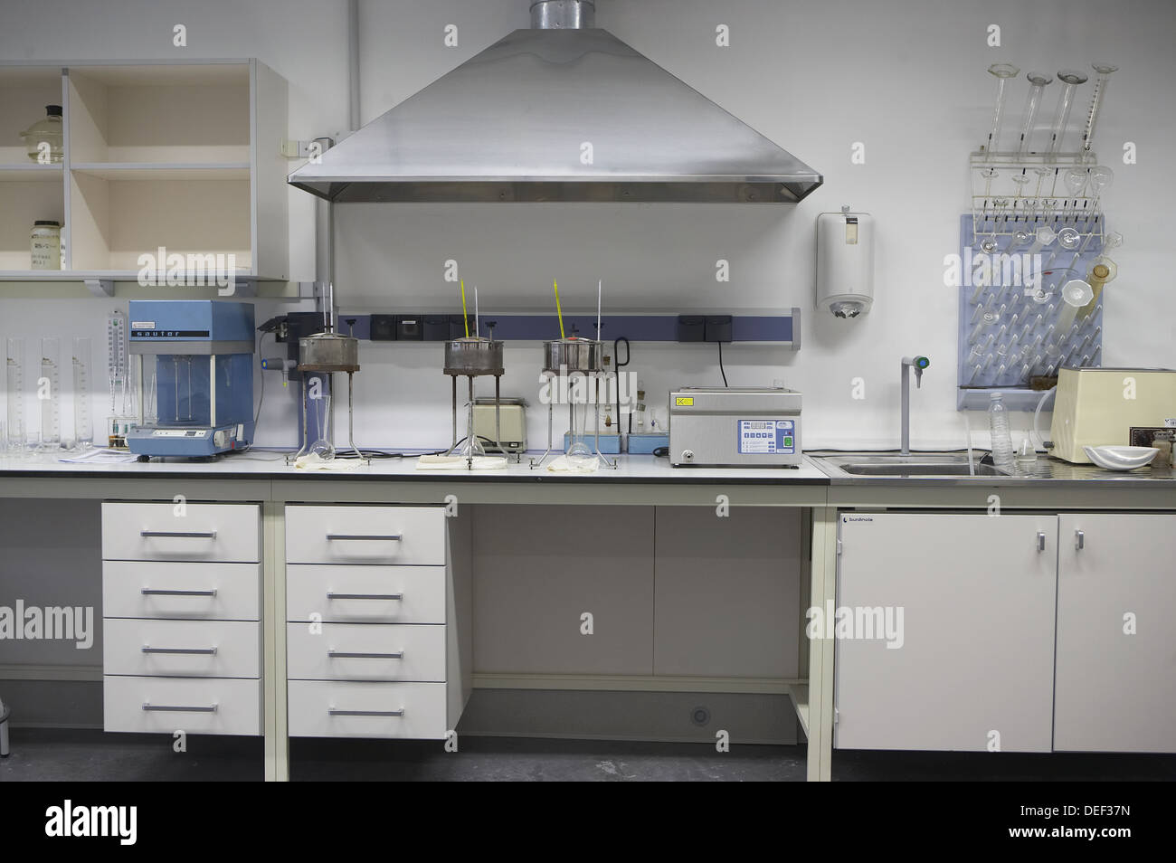 Viscosity laboratory hires stock photography and images Alamy