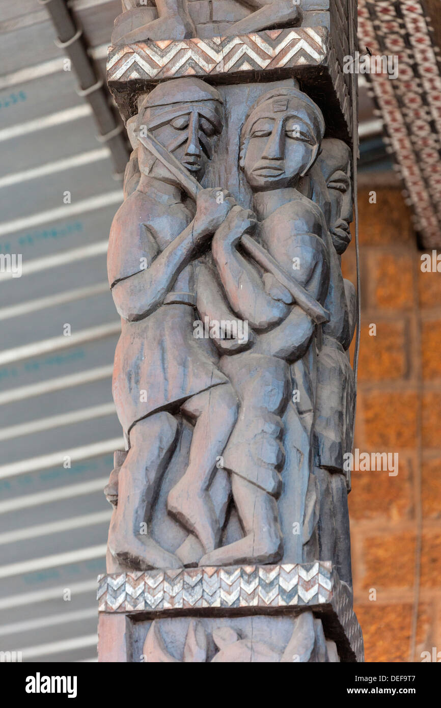 Carving wood africa hi-res stock photography and images - Alamy