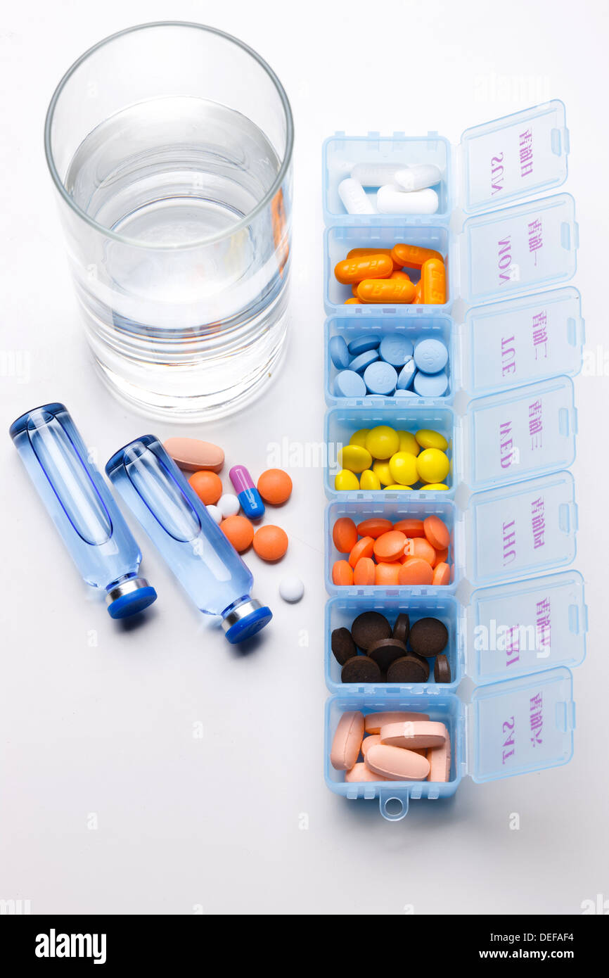 Schedule box containing capsules and capsules Stock Photo - Alamy