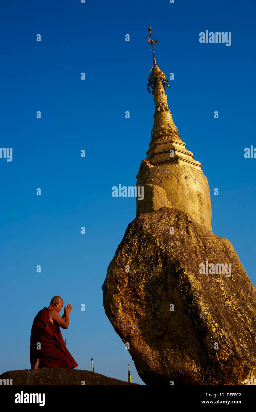 Myanmar buddhist monk praying hi-res stock photography and images - Alamy