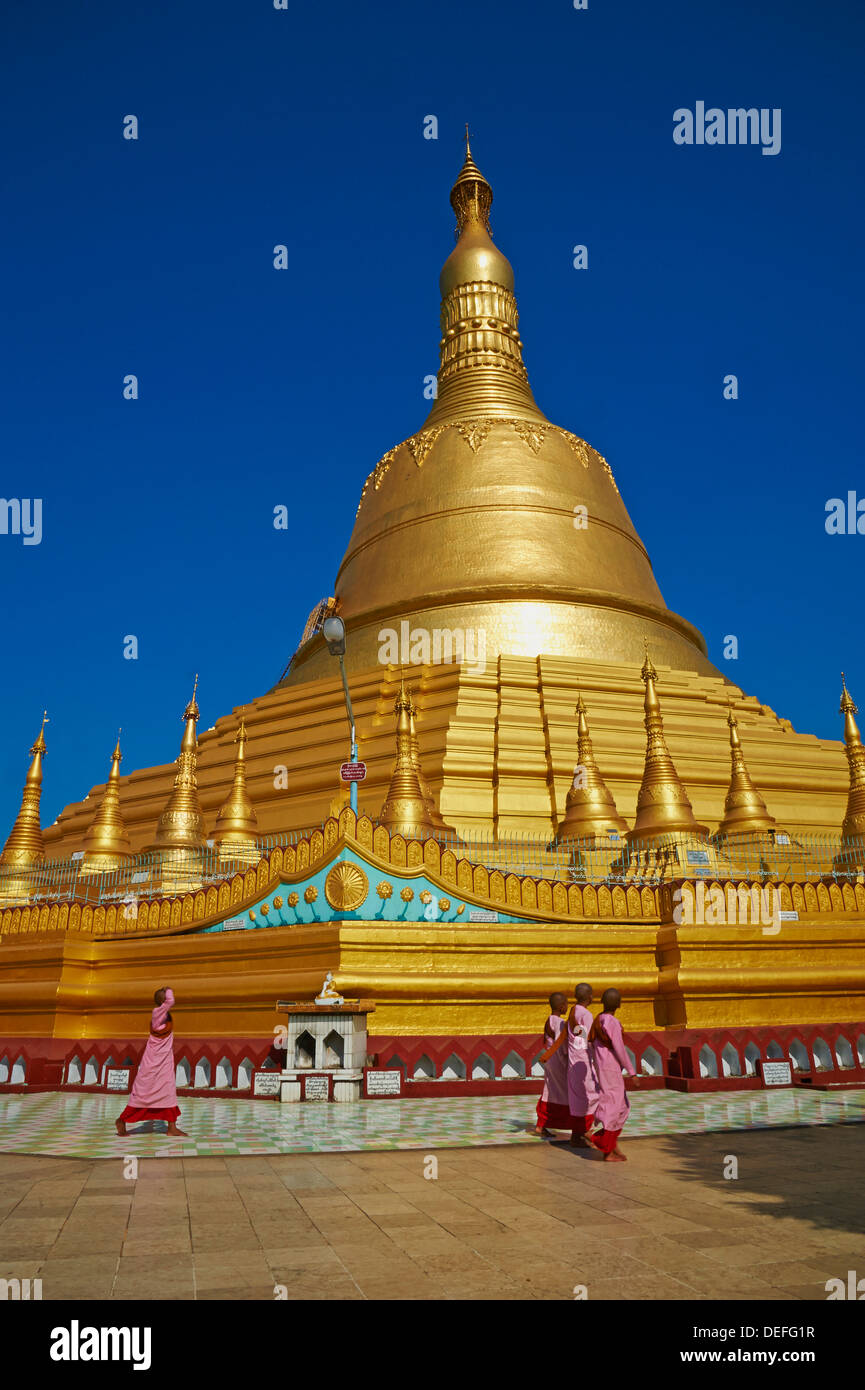 Nuns, Shwemawdaw Pagoda, Bago (Pegu), Myanmar (Burma), Asia Stock Photo