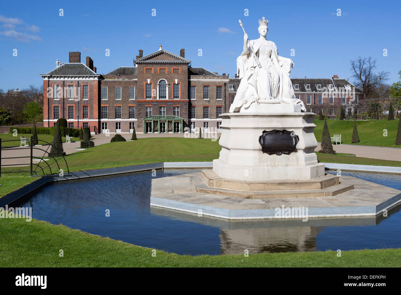 Kensington Palace and Queen Victoria statue, Kensington Gardens, London, England, United Kingdom, Europe Stock Photo