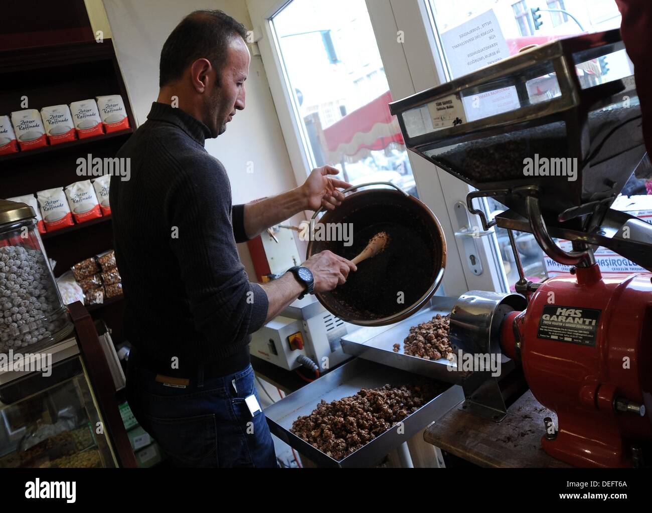 Ahmet Ucar roasts nuts with caramel and sesame seeds in his store in Berlin, Germany, 13 September 2013. Many Turkish people and people with Turkish heritage are following the elections in Germany. Photo: BRITTA PEDERSEN Stock Photo