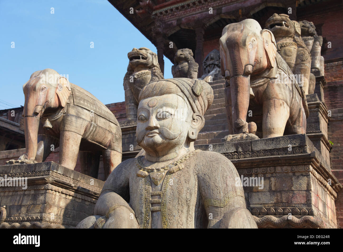 Statues of Nyatapola Temple, Taumadhi Tole, Bhaktapur, UNESCO World Heritage Site, Kathmandu Valley, Nepal, Asia Stock Photo