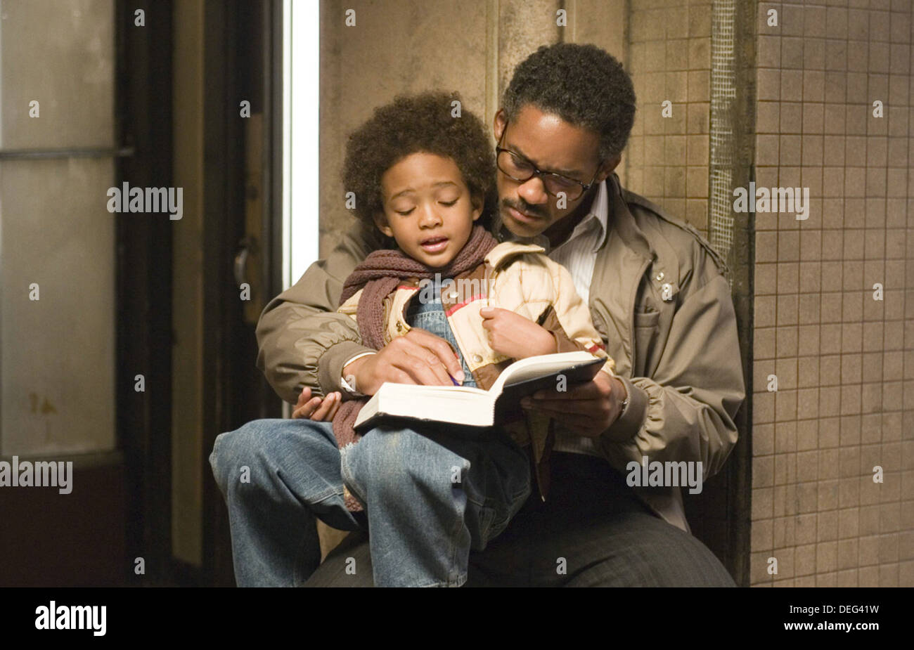 THE PURSUIT OF HAPPYNESS (2006) WILL SMITH JADEN SMITH GABRIELE MUCCINO (DIR) 006 MOVIESTORE COLLECTION LTD Stock Photo
