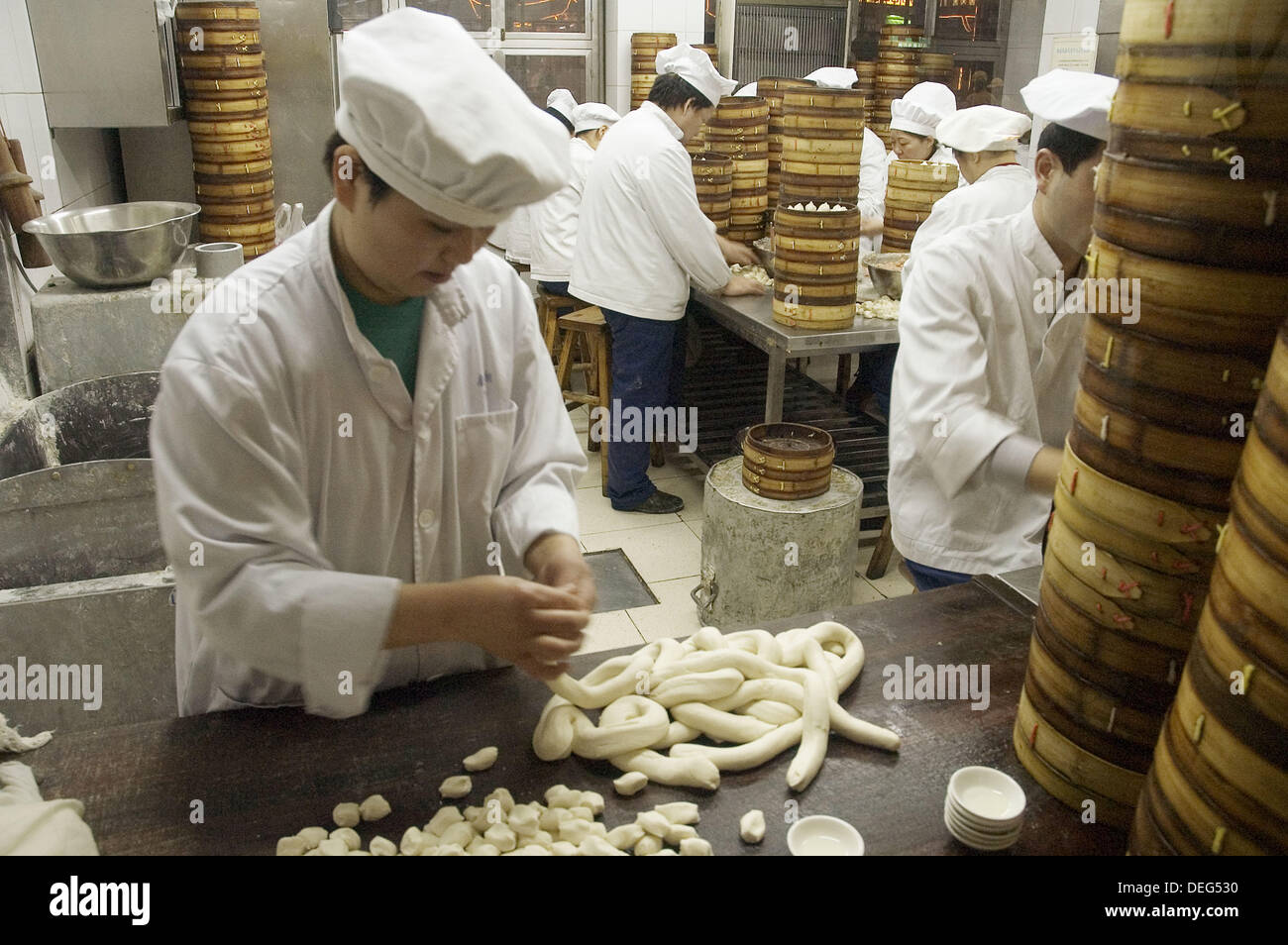 Making Chinese ravioli (Dim Sum). Shanghai. China. Asia Stock Photo Alamy