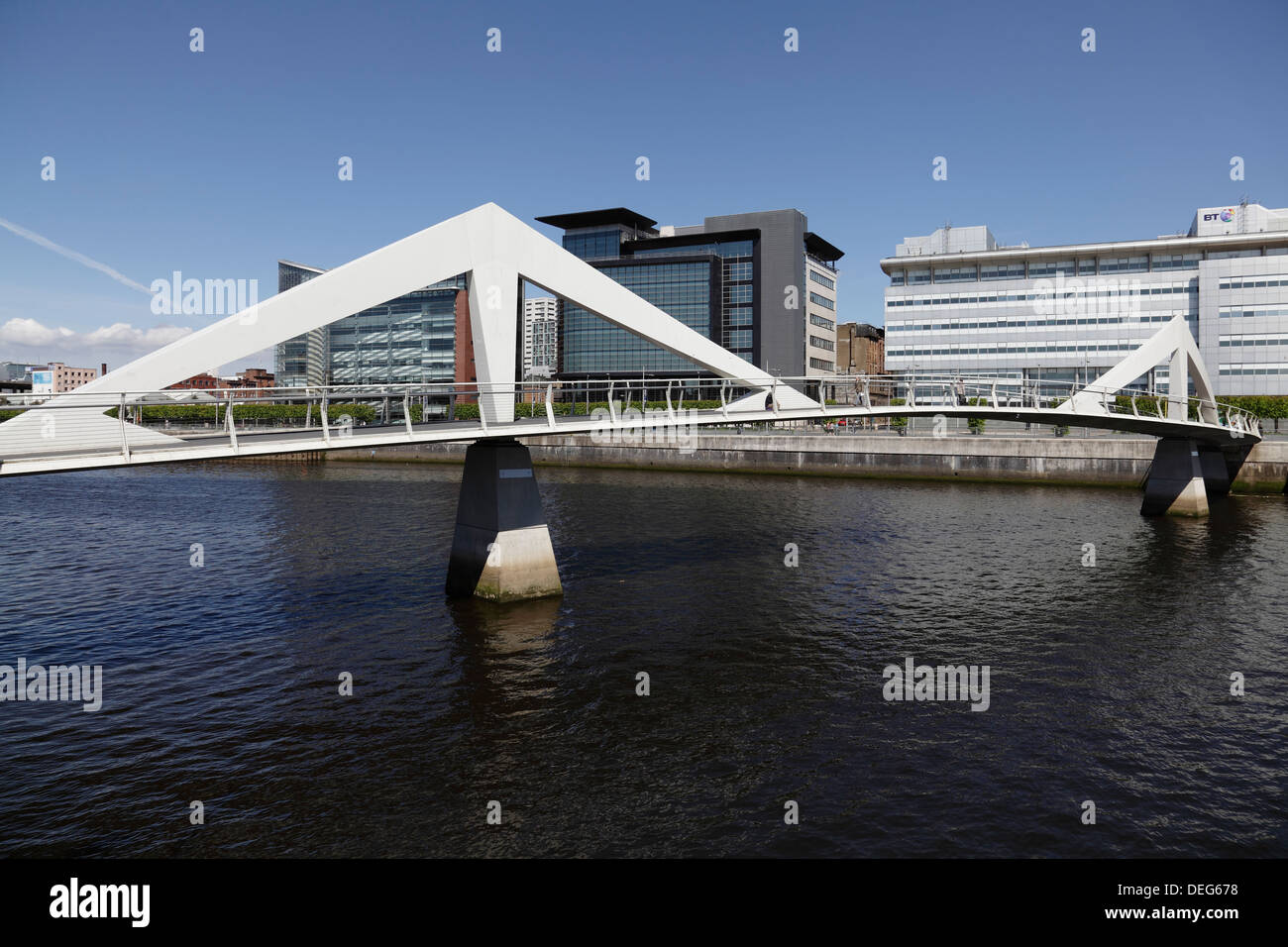 The Tradeston Bridge across the River Clyde to offices in the IFSD on the Broomielaw, Glasgow city centre, Scotland, UK Stock Photo