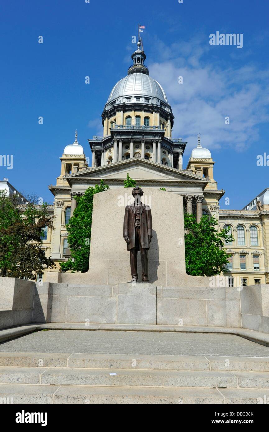 Abraham Lincoln Statue in front of Illinois State Capitol Building
