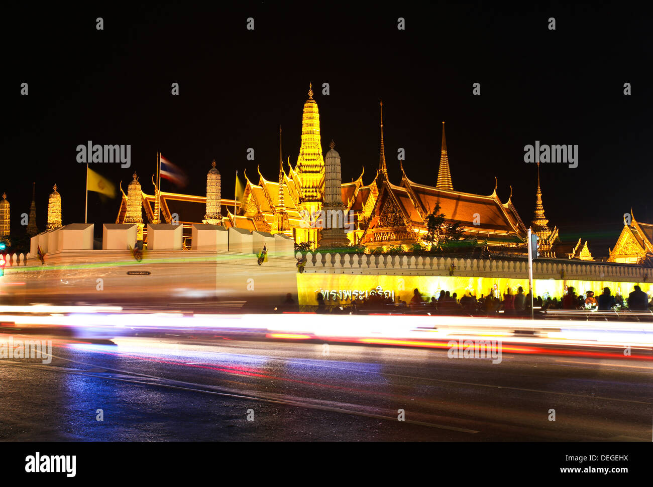 night-view-of-grand-palace-in-bangkok-thailand-stock-photo-alamy