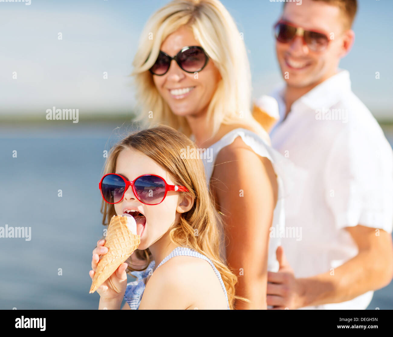 happy family eating ice cream Stock Photo - Alamy