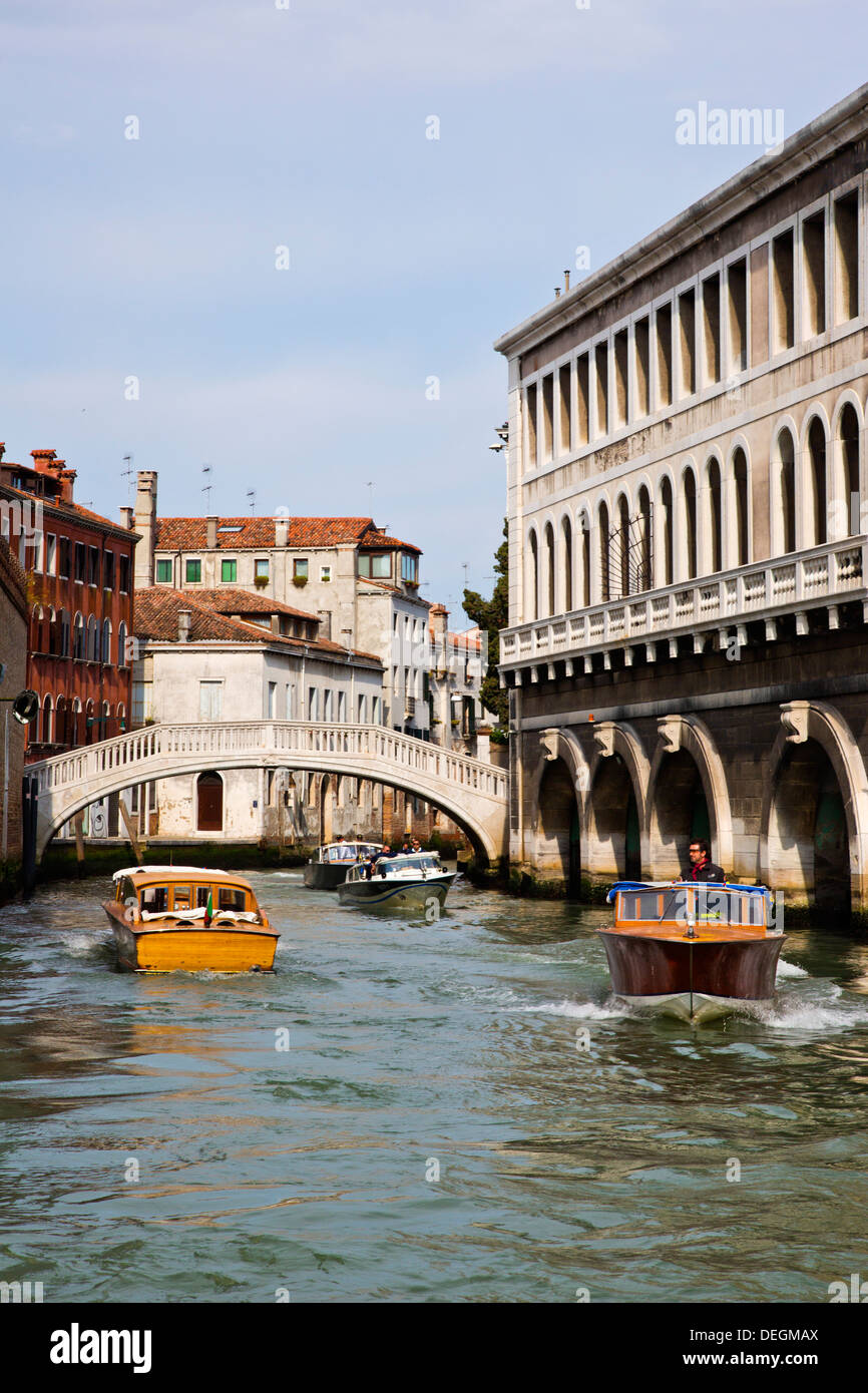 Canal bridge building venice hi-res stock photography and images - Alamy