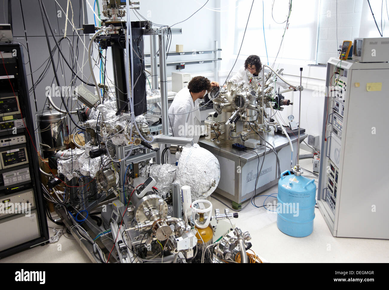 UHV (ultrahigh vacuum) chamber, Nanophysics laboratory, Materials