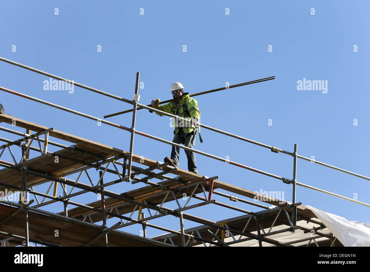 BUILDERS HIGH UP WORKING ON SCAFFOLD Stock Photo Alamy