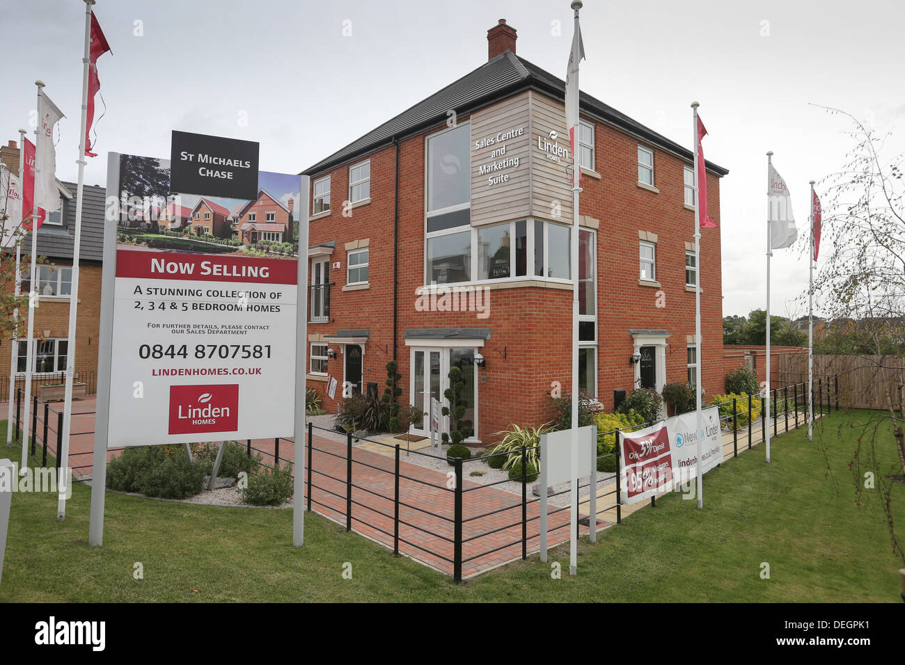 BUILDERS WORKING ON NEW HOMES IN CAMBRIDGE Stock Photo Alamy