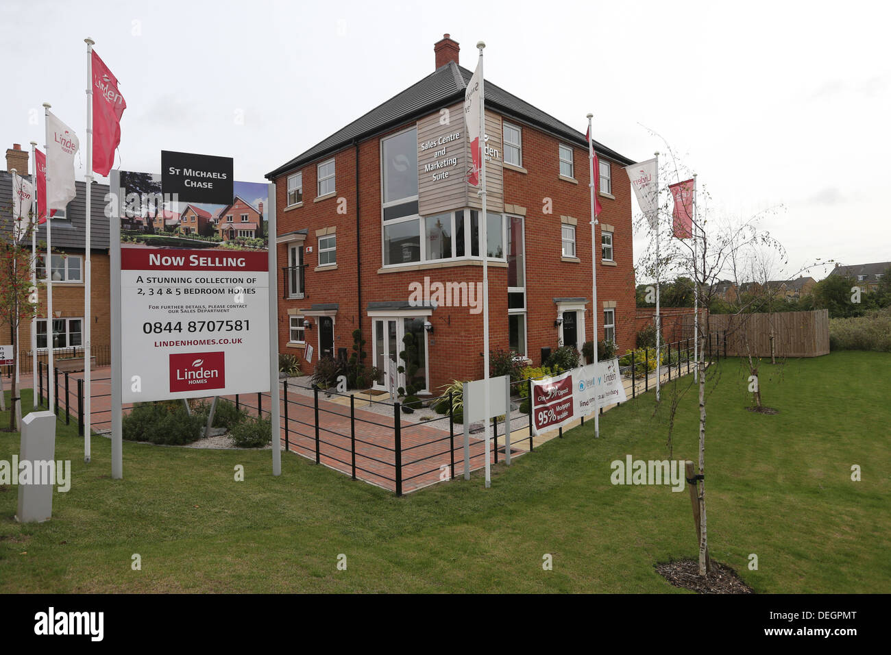 BUILDERS WORKING ON NEW HOMES IN CAMBRIDGE Stock Photo Alamy