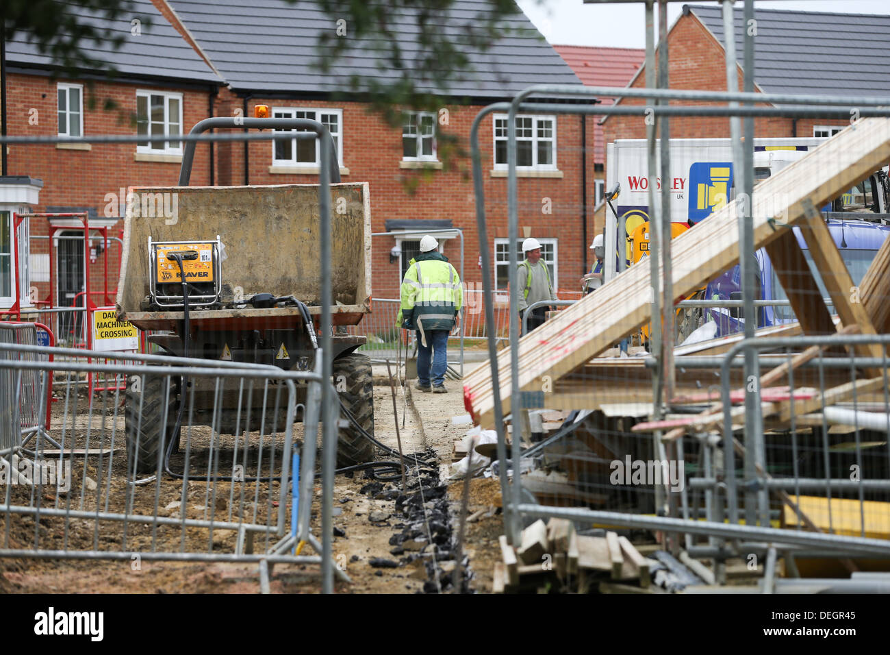 BUILDERS WORKING ON NEW HOMES IN CAMBRIDGE Stock Photo Alamy