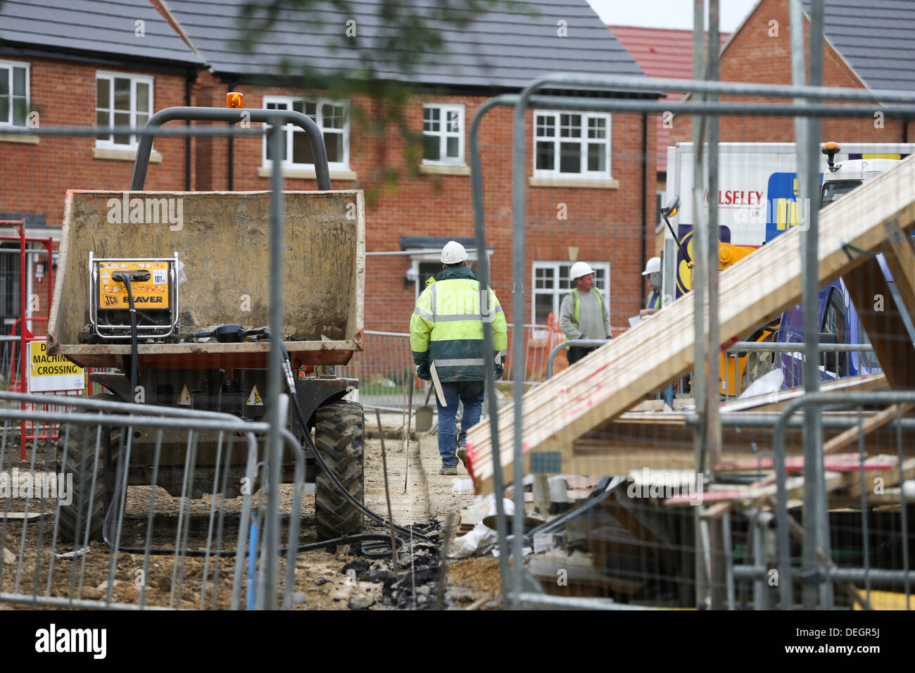 BUILDERS WORKING ON NEW HOMES IN CAMBRIDGE Stock Photo Alamy