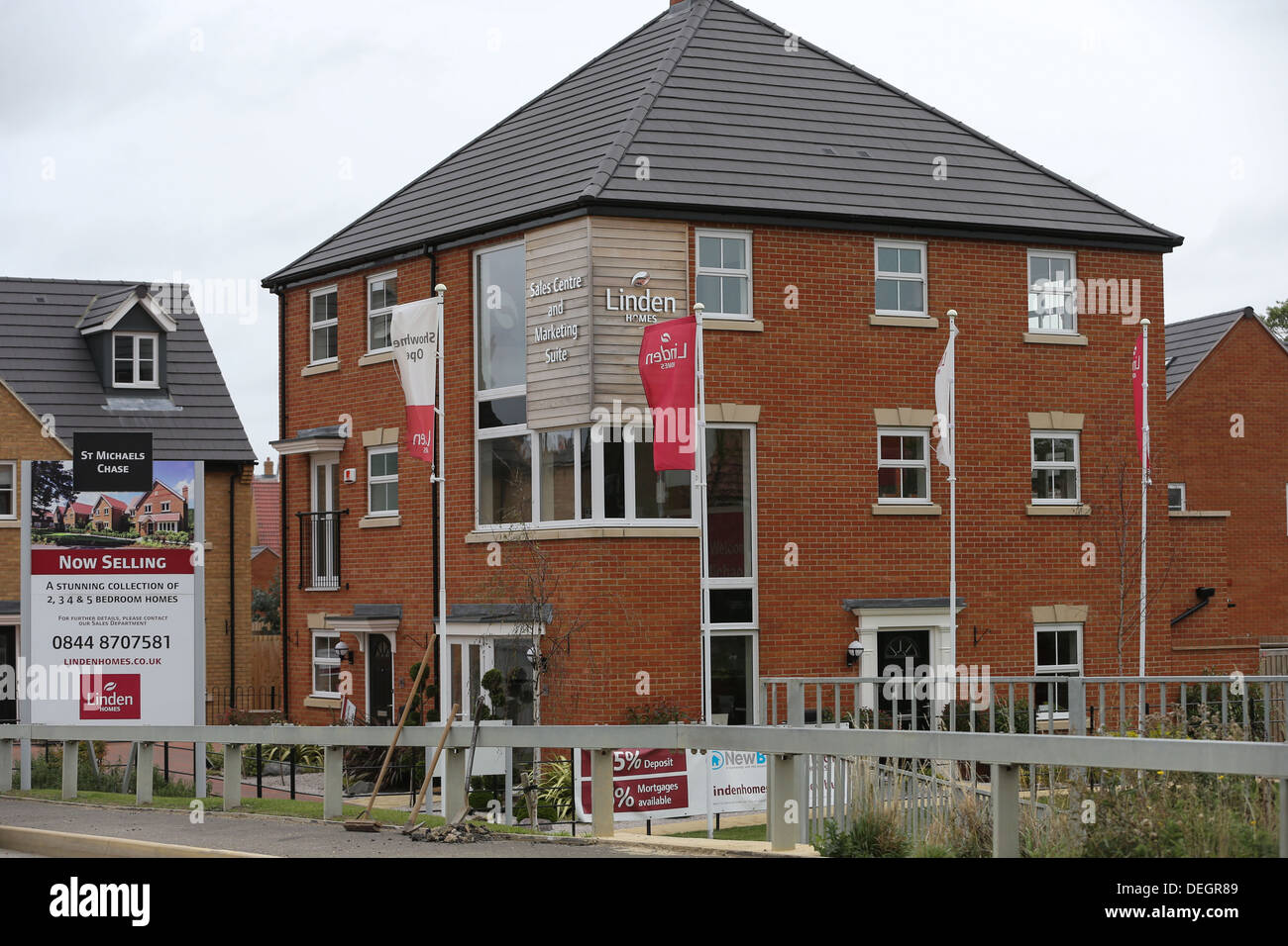 BUILDERS WORKING ON NEW HOMES IN CAMBRIDGE Stock Photo Alamy
