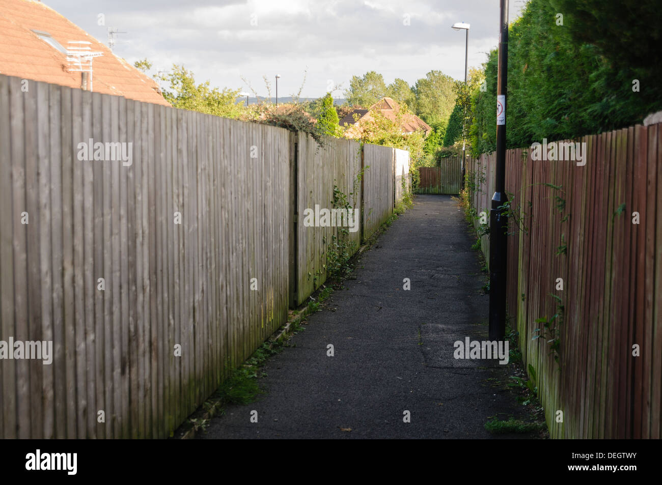 Alley behind fence hires stock photography and images Alamy